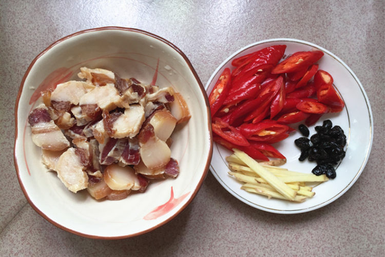 腊肉炒有机花菜步骤3