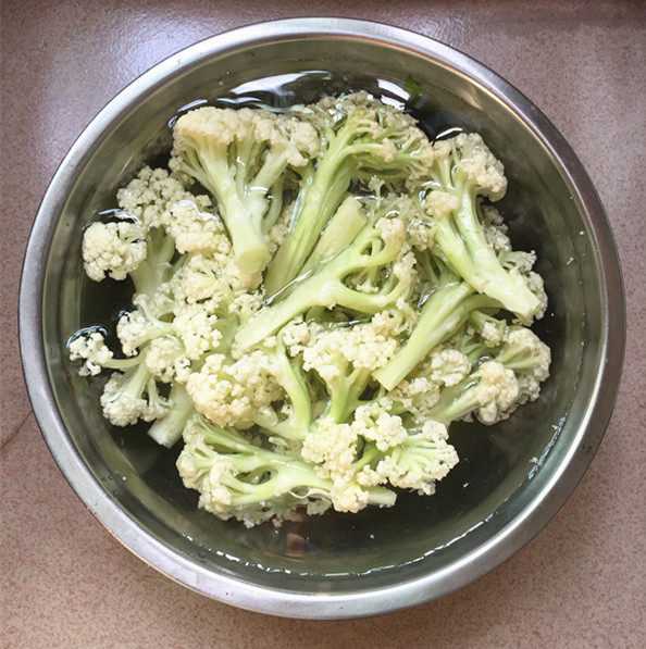 腊肉炒有机花菜步骤2