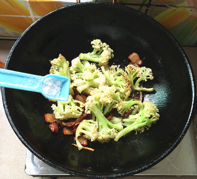 腊肉炒有机花菜步骤9