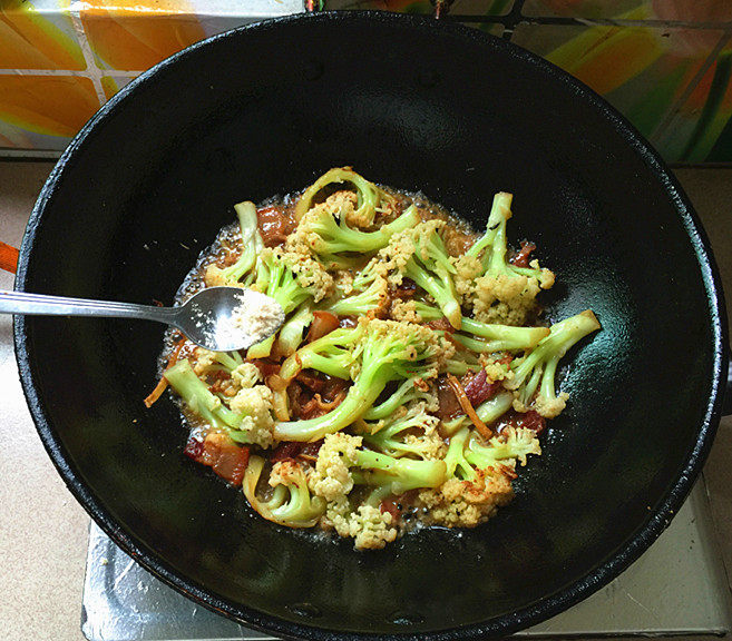 腊肉炒有机花菜步骤11