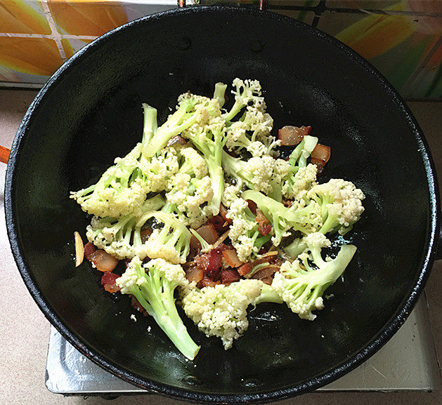 腊肉炒有机花菜步骤8