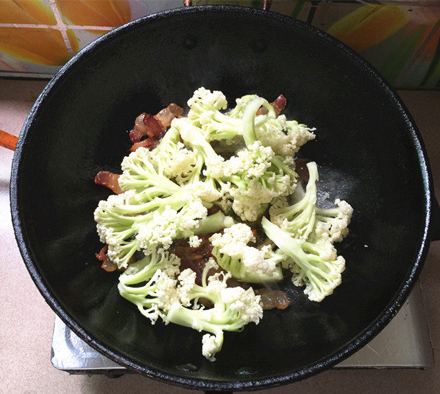 腊肉炒有机花菜步骤7