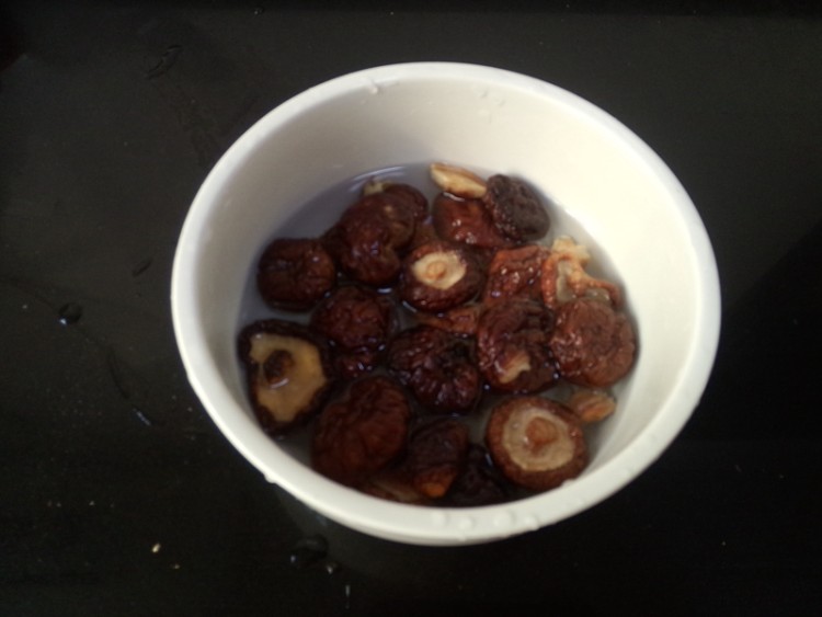 金钱菇炖母鸡步骤4