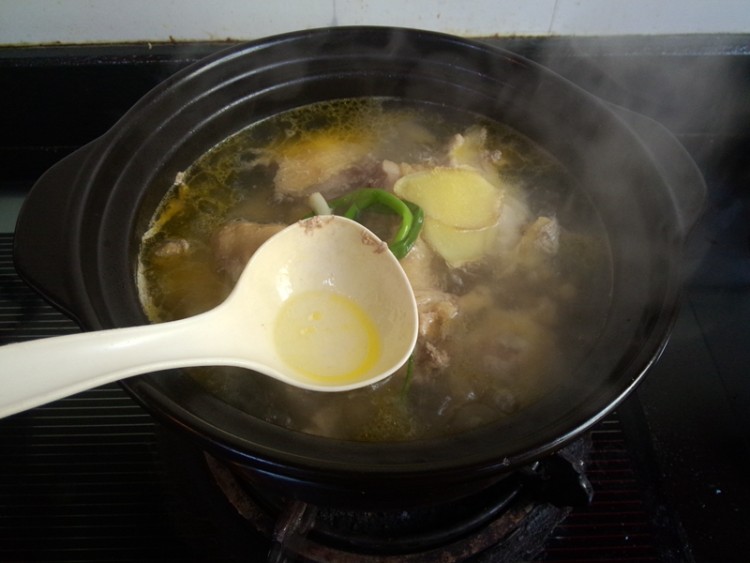 金钱菇炖母鸡步骤8