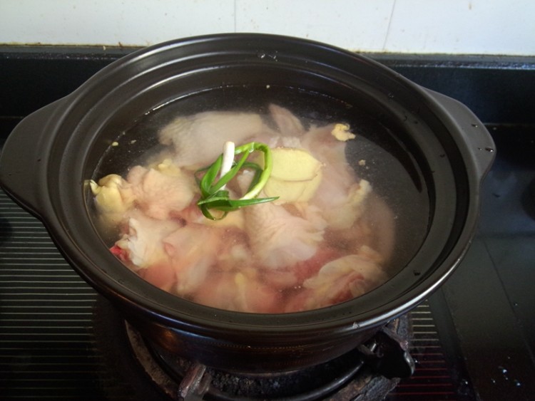 金钱菇炖母鸡步骤7