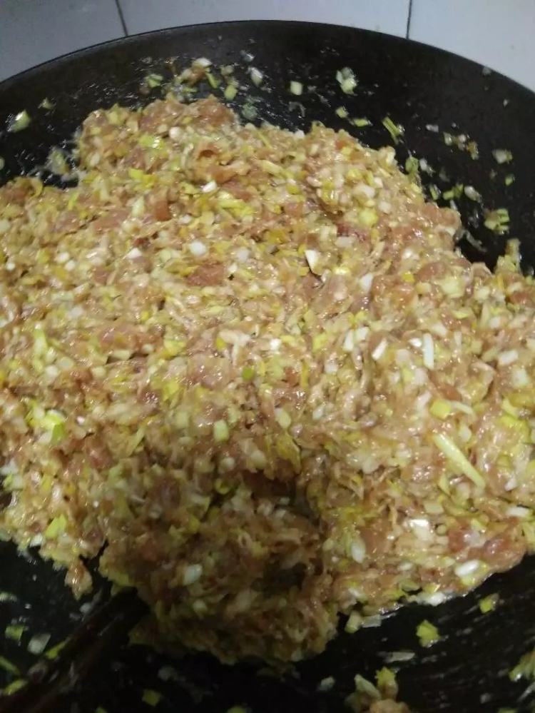 蒜黄肉饺子步骤1