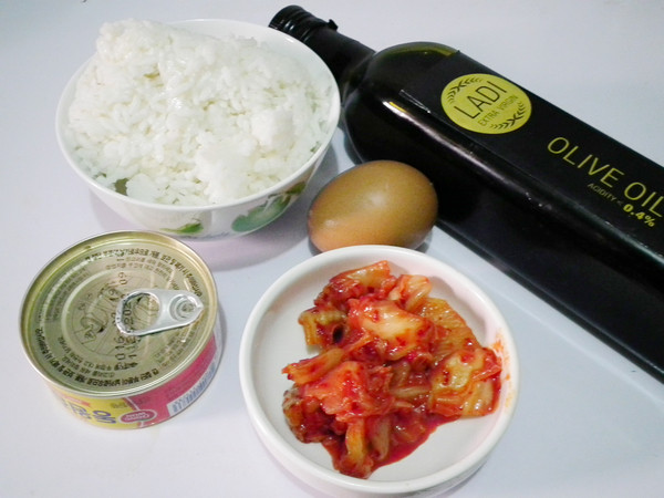 韩式金枪鱼辣白菜炒饭步骤1
