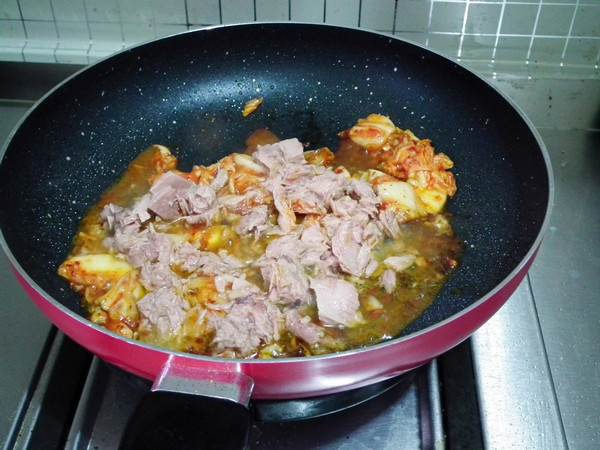 韩式金枪鱼辣白菜炒饭步骤5