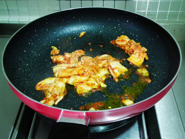 韩式金枪鱼辣白菜炒饭步骤4