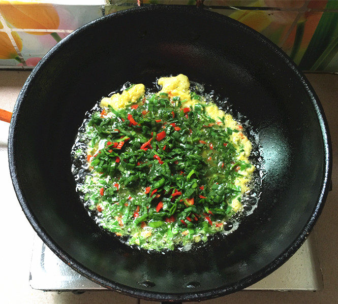 青蒜叶红椒煎蛋步骤8
