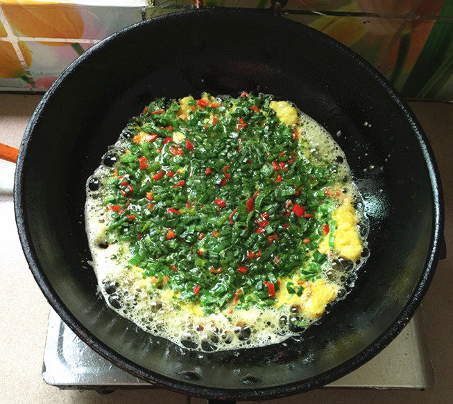 青蒜叶红椒煎蛋步骤9