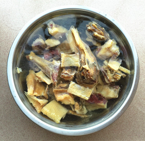 腊鸭煲笋干汤步骤2