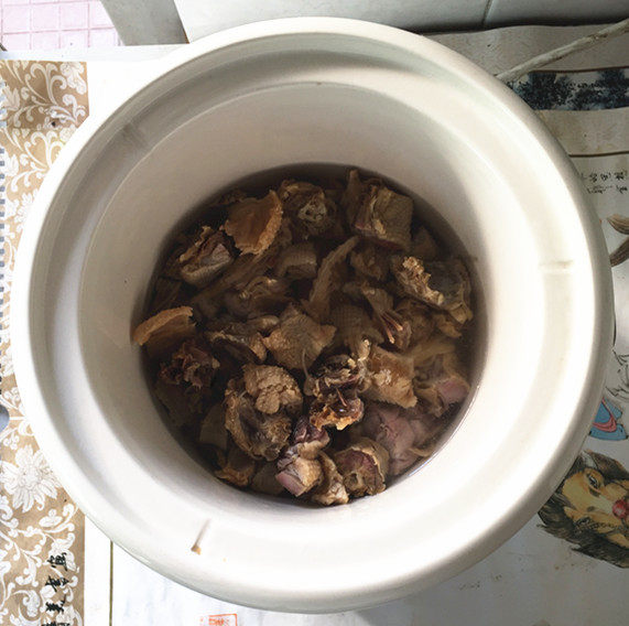 腊鸭煲笋干汤步骤6