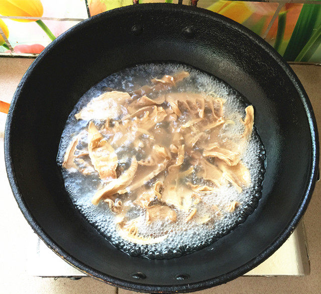 腊鸭煲笋干汤步骤5
