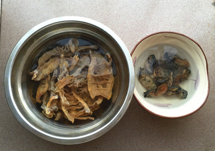 腊鸭煲笋干汤步骤3