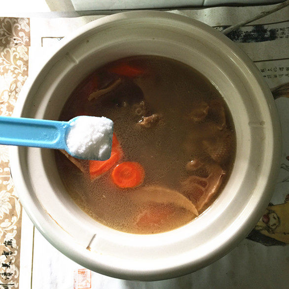 腊鸭煲笋干汤步骤10