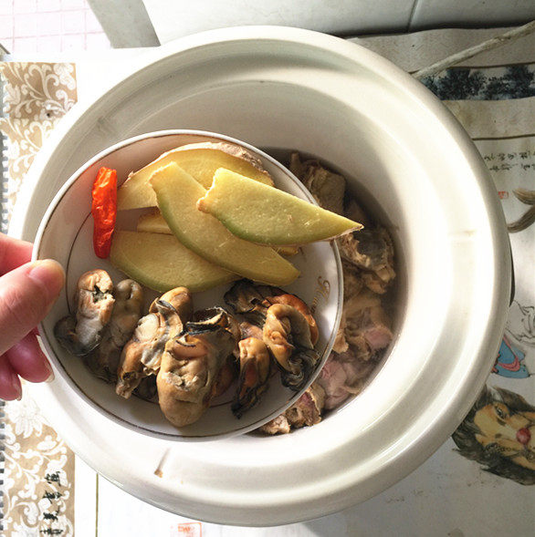腊鸭煲笋干汤步骤7