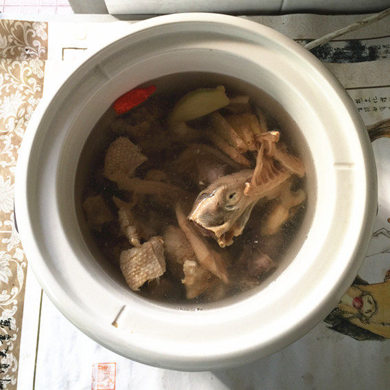 腊鸭煲笋干汤步骤9