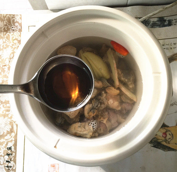 腊鸭煲笋干汤步骤8