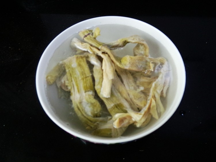 野笋干炖鸡步骤2