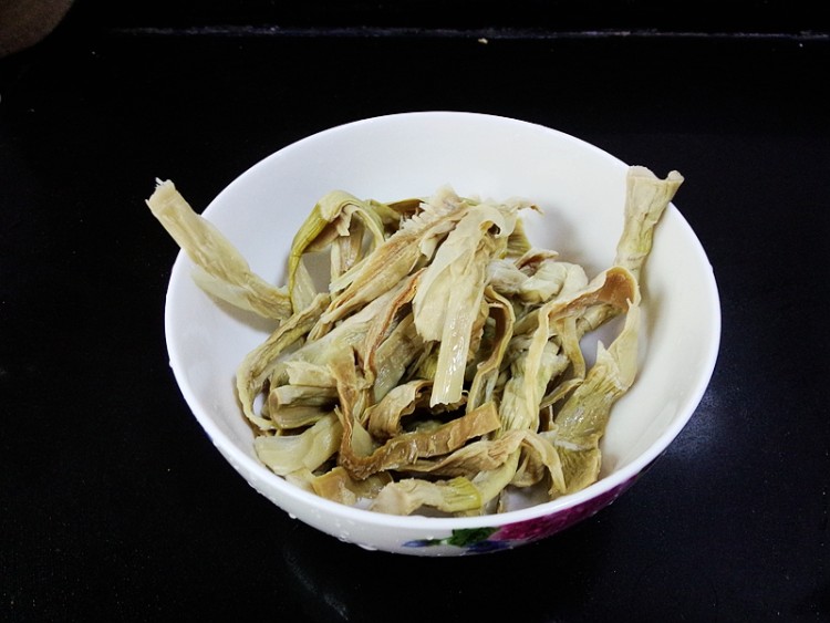 野笋干炖鸡步骤3