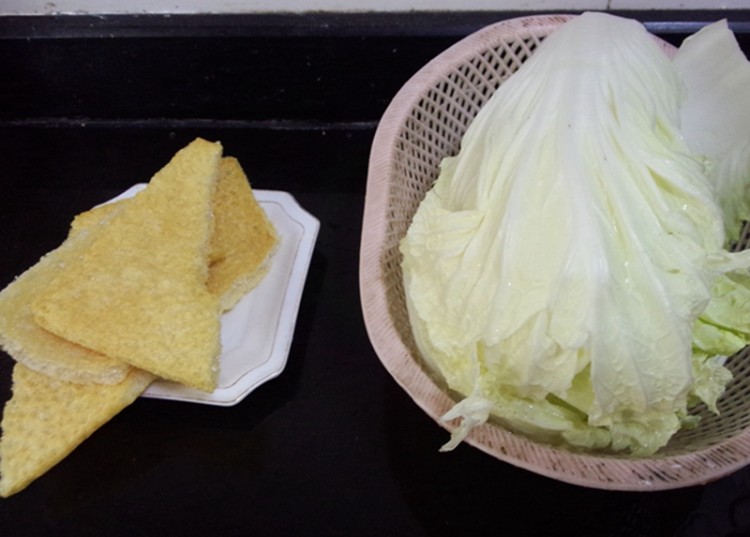 炸肉皮煮白菜步骤1