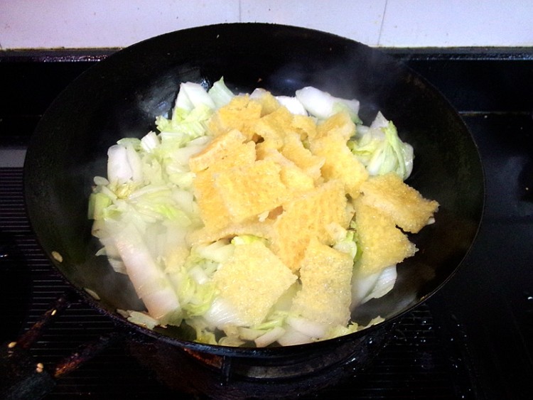 炸肉皮煮白菜步骤6
