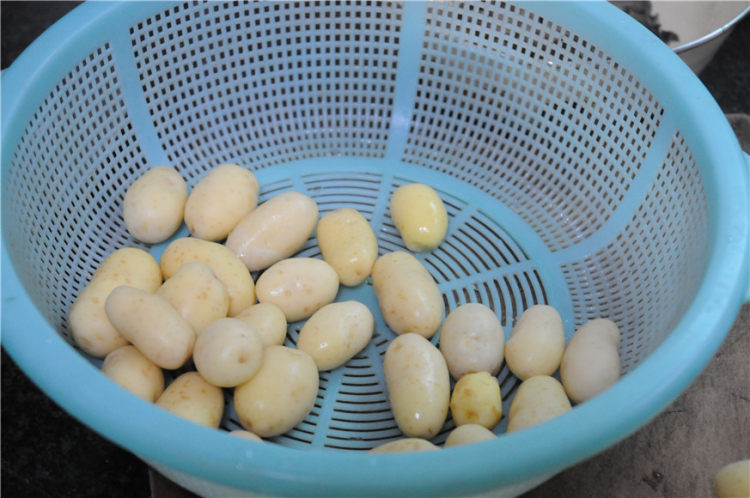 香辣小土豆步骤1