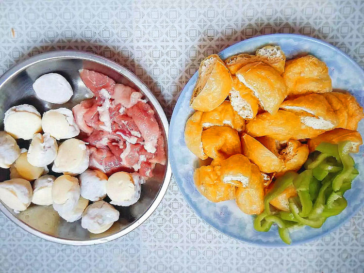 鱼丸焖豆腐步骤1