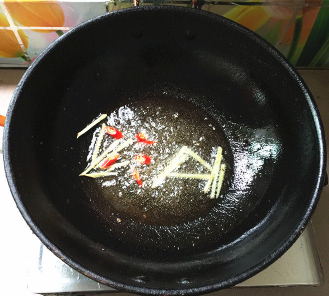 圆青椒炒红肠步骤4