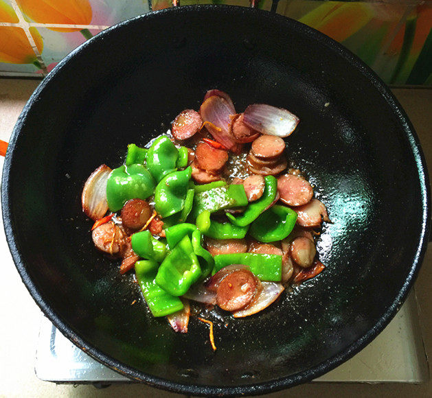 圆青椒炒红肠步骤9