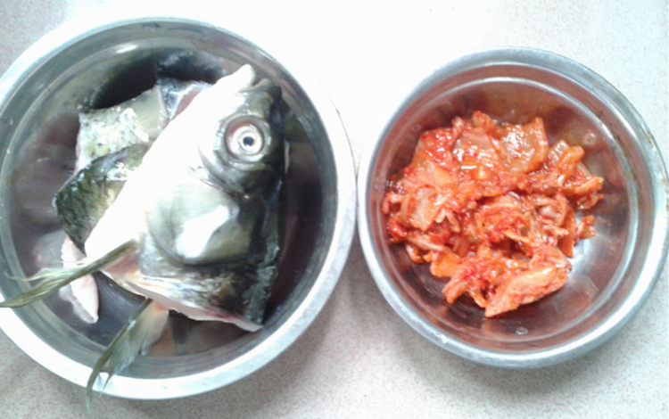 辣白菜鱼头豆腐煲步骤1