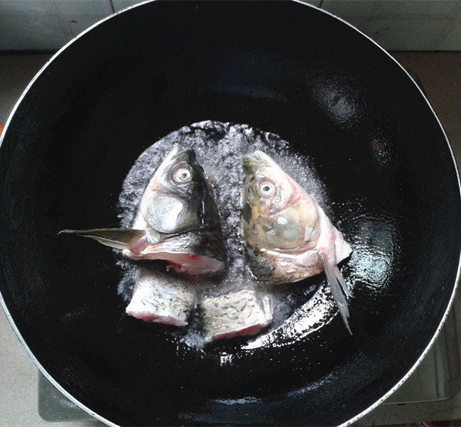 辣白菜鱼头豆腐煲步骤3