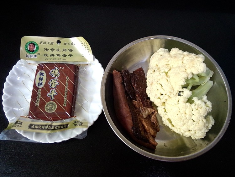 鸡蛋干酱肉炒花菜#本步骤1