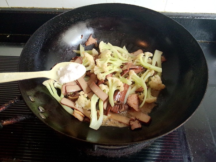 鸡蛋干酱肉炒花菜#本步骤10
