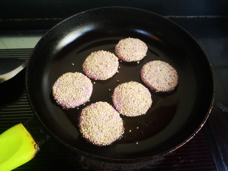 紫薯花生馅芝麻饼#本步骤15