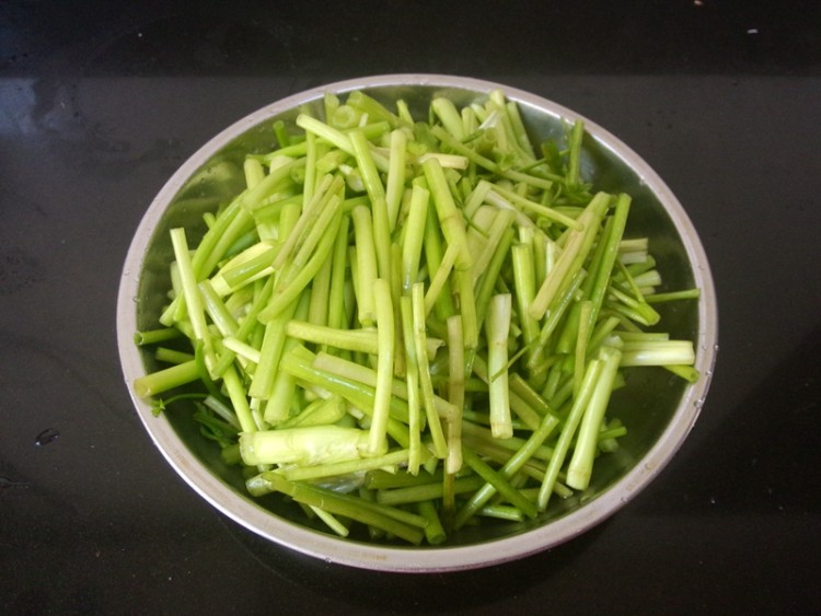 鸡蛋干炒水芹#本味家步骤2