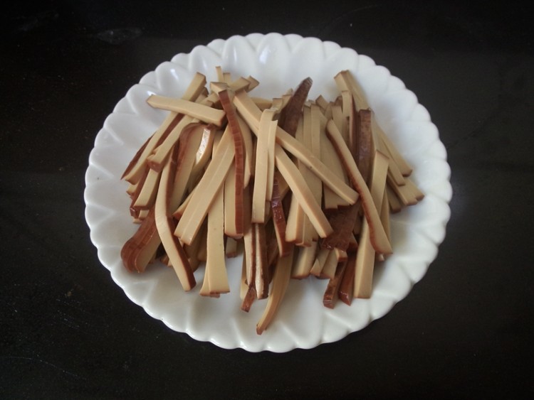 鸡蛋干炒水芹#本味家步骤3