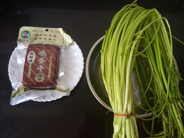 鸡蛋干炒水芹#本味家步骤1