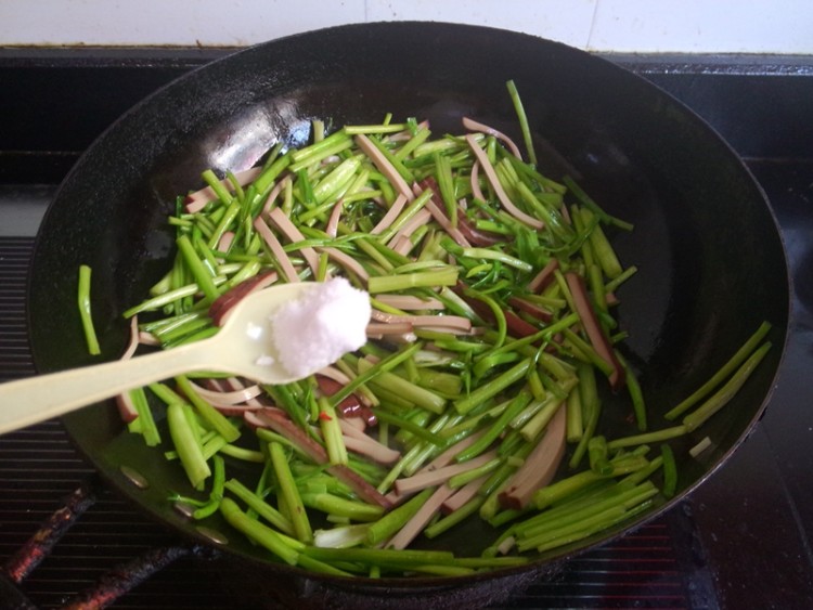 鸡蛋干炒水芹#本味家步骤7