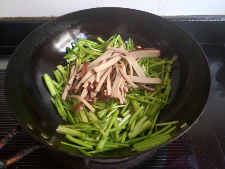 鸡蛋干炒水芹#本味家步骤6