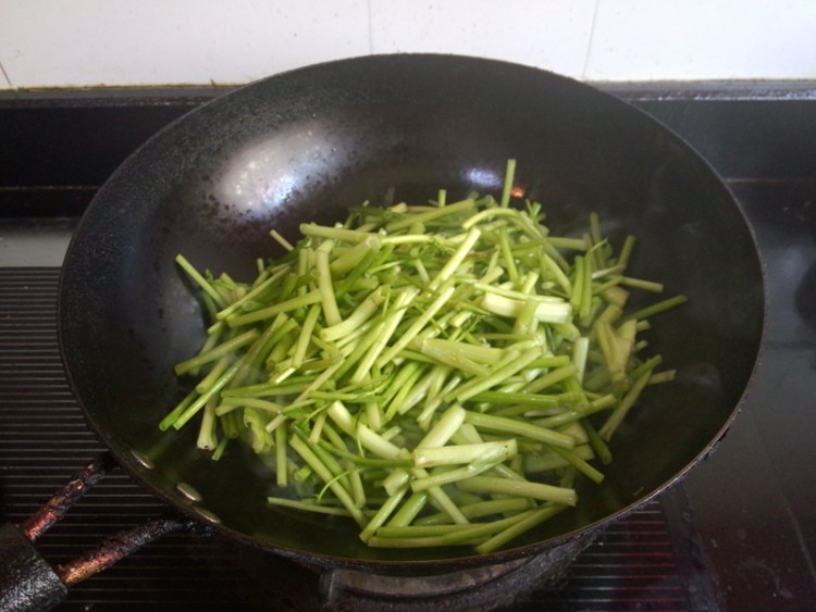 鸡蛋干炒水芹#本味家步骤5
