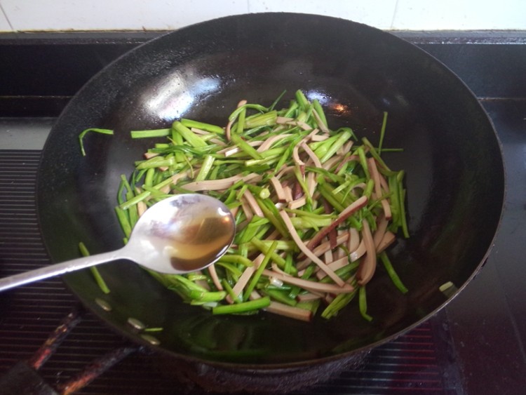 鸡蛋干炒水芹#本味家步骤8