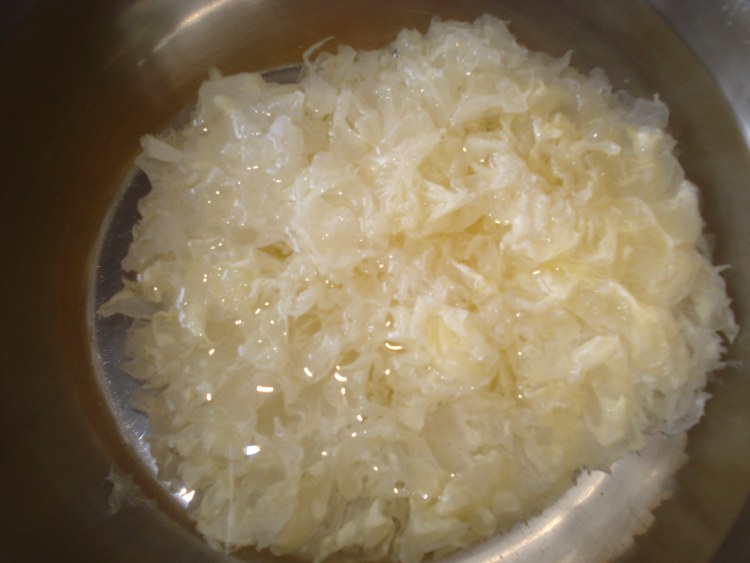 冰糖银耳炖雪梨#本味步骤2