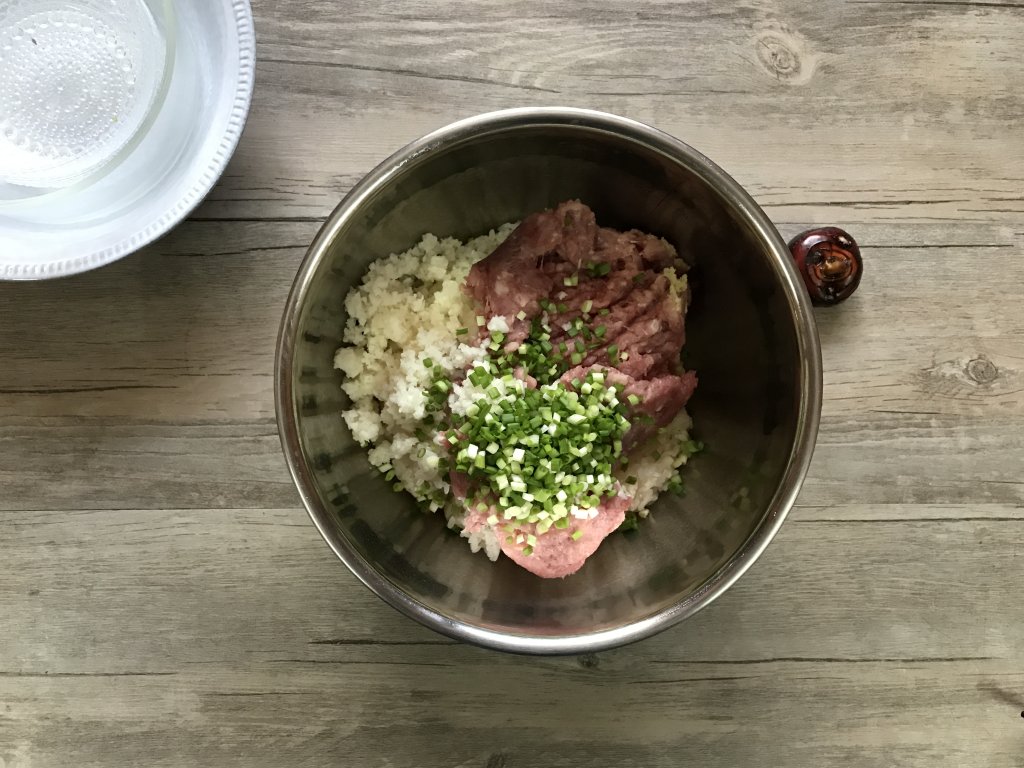 油炸糯米肉丸子步骤3