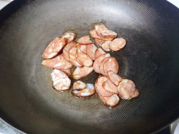 鲊广椒炒香肠步骤3