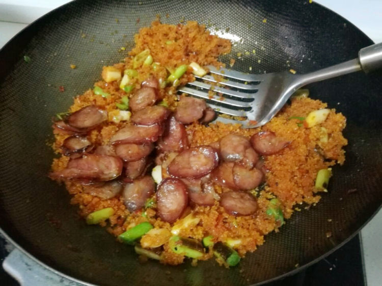 鲊广椒炒香肠步骤7