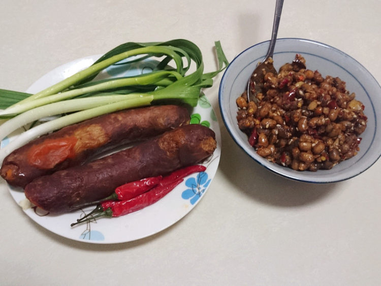 土家豆豉炒香肠步骤1