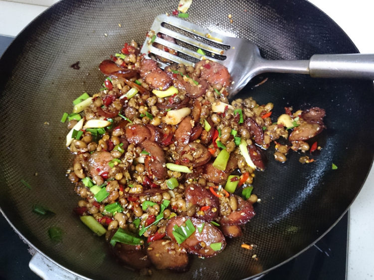 土家豆豉炒香肠步骤9