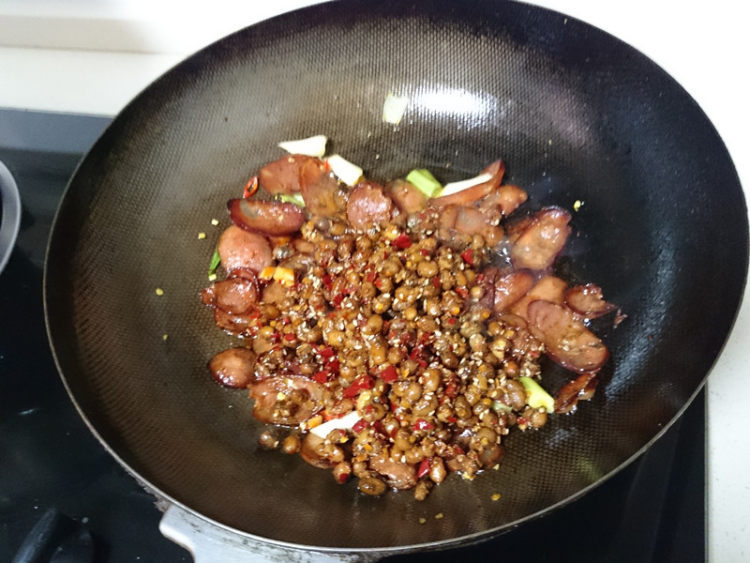 土家豆豉炒香肠步骤7